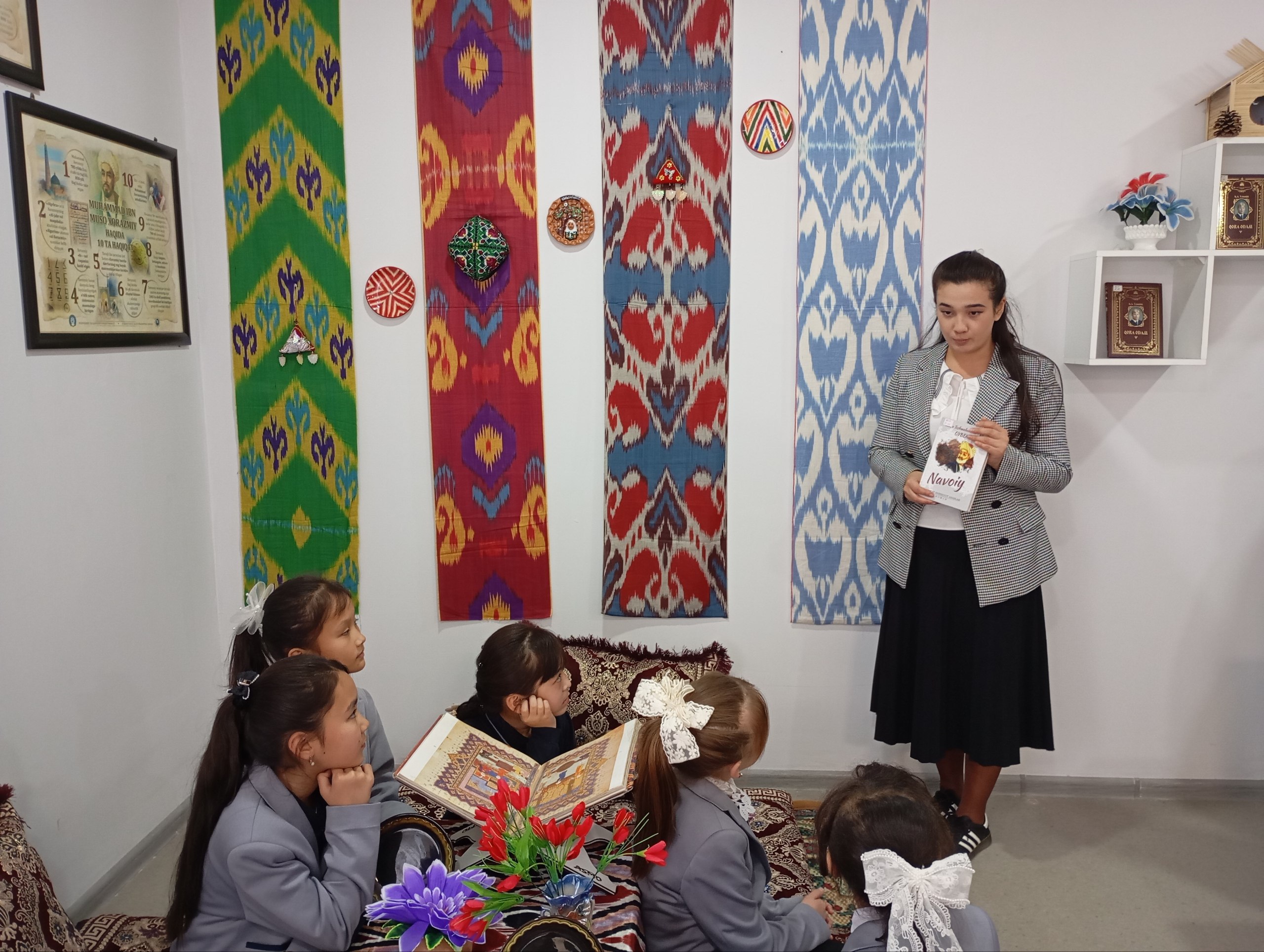 G'allaorol tumani Do'stlik MFY ixtisoslashtirilgan maktab ko‘chma kutubxonada kitobxon o‘quvchilar ishtirokida “Kitob bilim manbai” mavzusida suhbat bo‘lib o‘tdi.