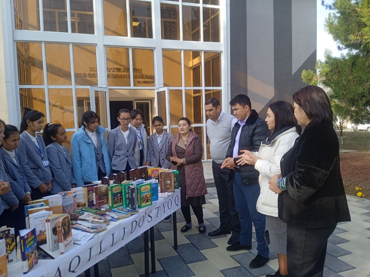 Ochiq osmon ostida kutubxona" shiori ostida kitoblar koʼrgazmasi tashkil qilindi.