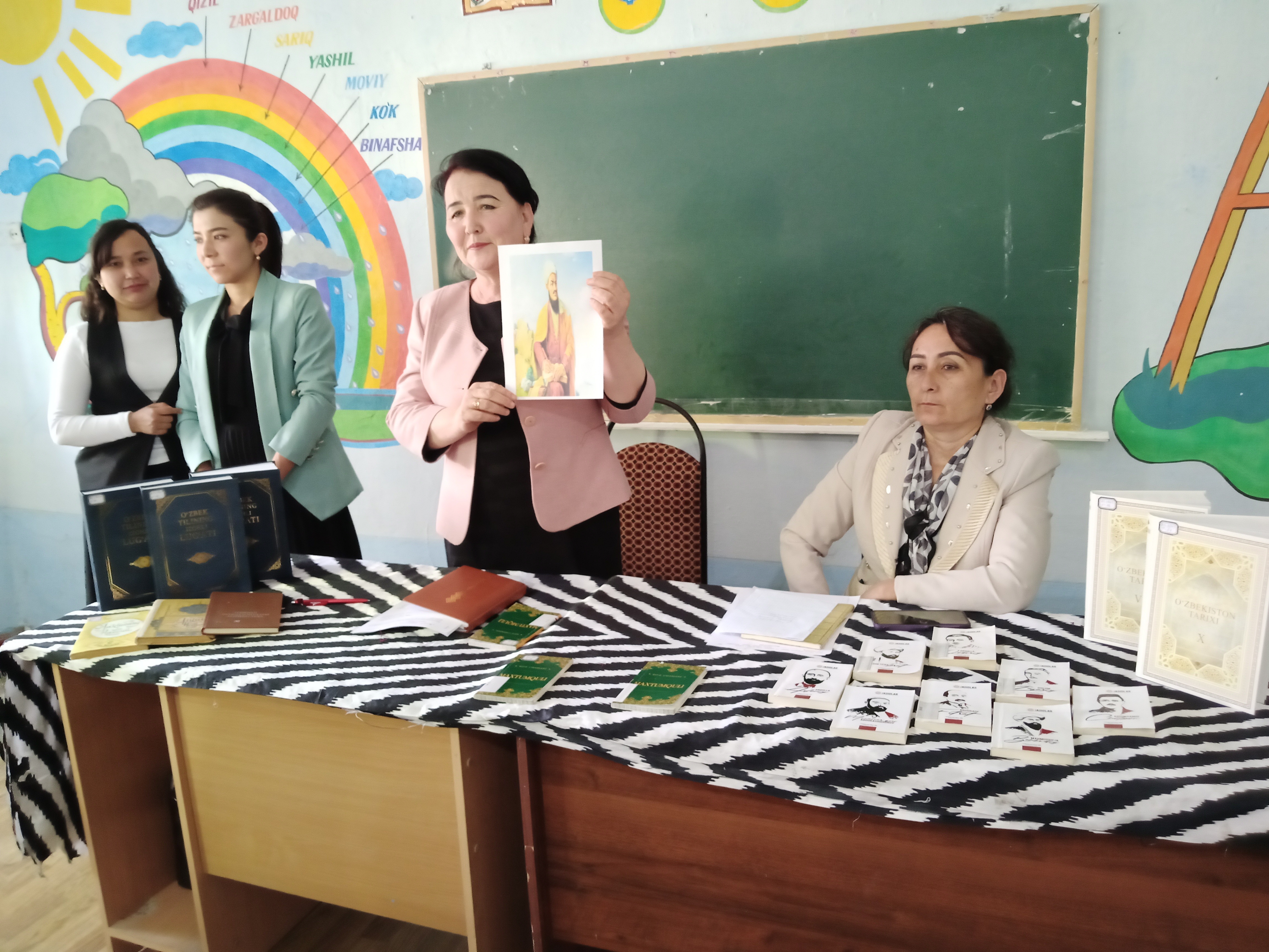 Tuman hokimligi Maʼnaviyat va maʼrifat boʻlimi , 42-maktab maʼmuriyati hamda tuman Axborot-kutubxona markazi hodimlari birgalikda Maxtumquli tavalludining 300 yilligi munosabati bilan 42-maktabda 10-sinf oʻquvchilari oʻrtasida Davra suxbati tashkil etildi