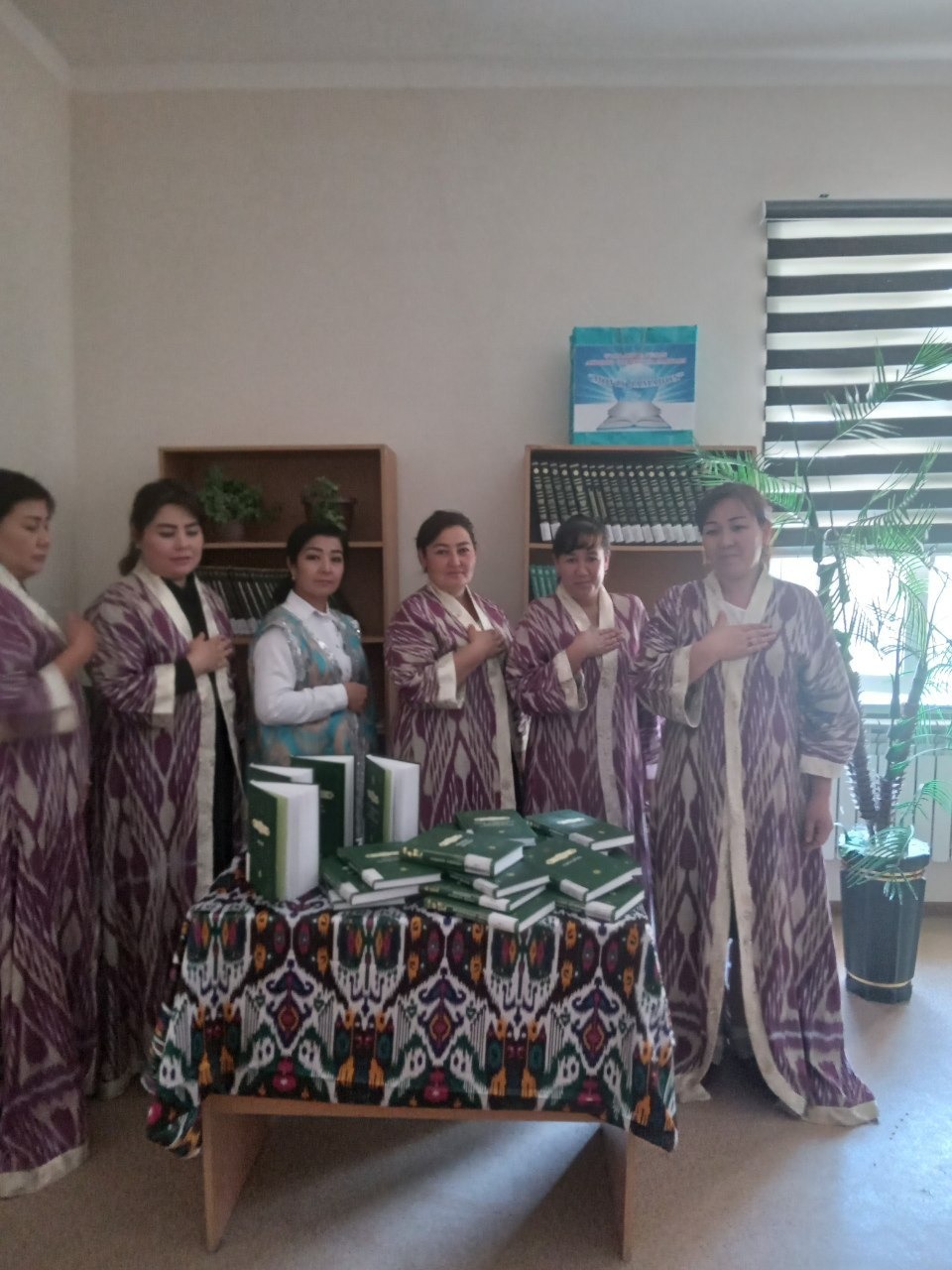 2024 yil 9-aprel kuni  "Xon atlas" xaftaligi doirasida G'allaorol TAKM xodimlari kitobxonlarimizga atlas liboslarda xizmat ko'rsatishdi.