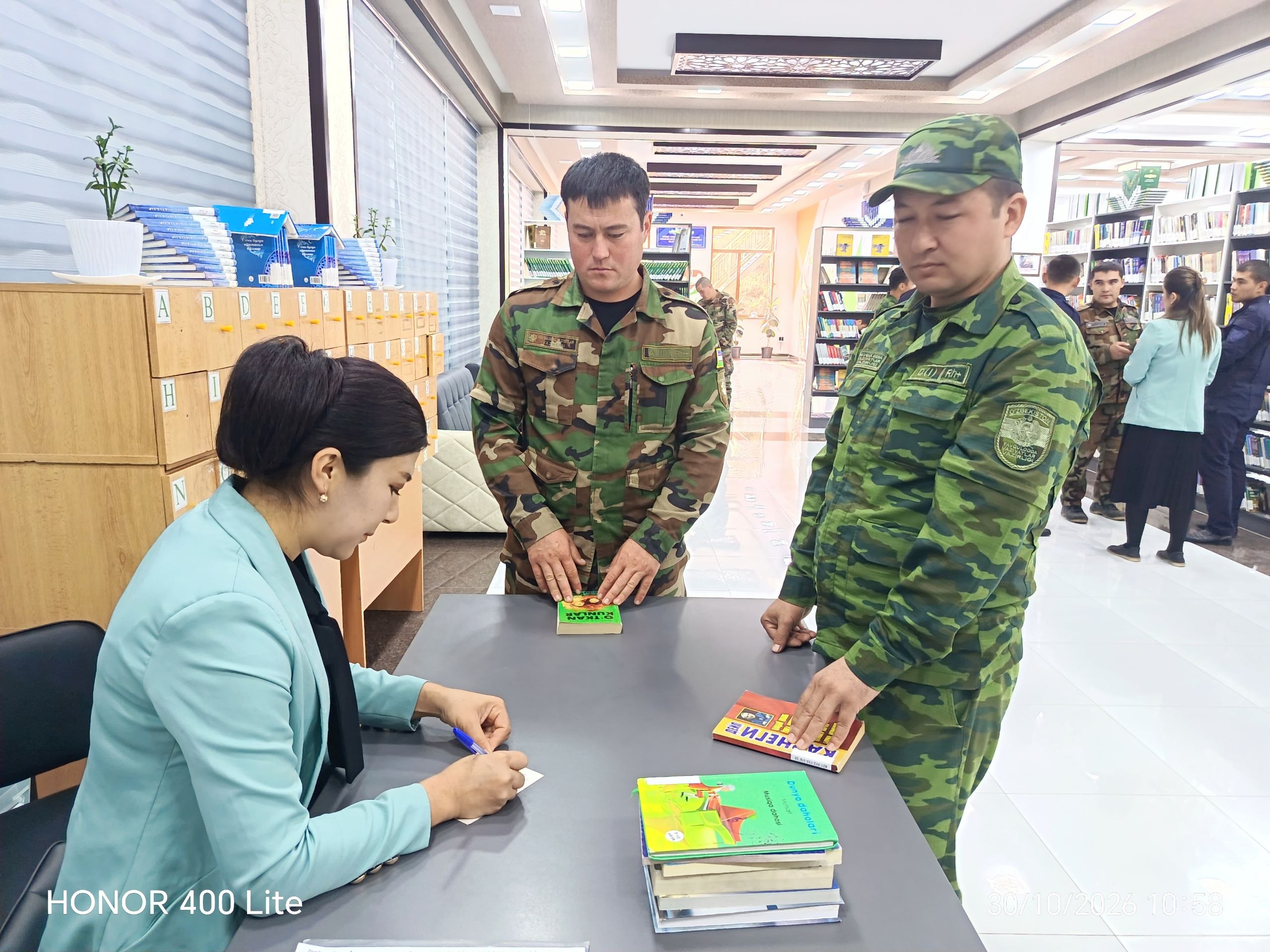 FVV XODIMLARI KUTUBXONAGA SAYOHAT